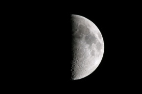 月の満ち欠けの連続する写真を見る | Corvet Photo Agency